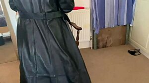 Hej Lana, právě jsem dorazila domů a znovu stříkám s dildem!