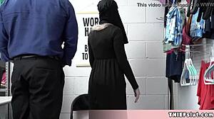 בחורה מוסלמית חמודה נתפסת מסתירה סחורה גנובה מתחת לבגדים