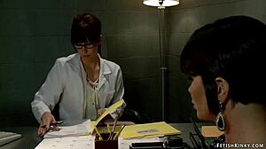 Kinky MILF hatalmas cicikkel megkorbácsolva leszbikus kötözős játékban.