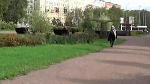 セクシー熟女がナイロンで熱く感じる