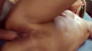 Τα στήθη της ξανθιάς μαμάς γαμούνται και καλύπτονται με σπέρμα