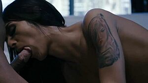 트랜스 Khloe Kay가 깊숙이 박아대며 사정 폭발하는 거 봤어