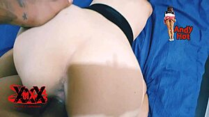 Mijn hete nicht nodigt me uit om haar strakke spleet te neuken