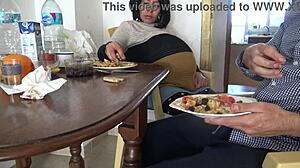 MILF algérienne enceinte baise son beau-fils en train de se branler à la table du petit-déjeuner