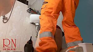 ربة منزل بدون ملابس داخلية تغوي السباك، أوبس!