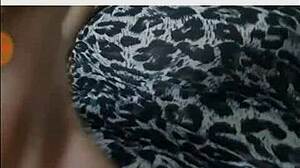 Uite, femeia braziliană căsătorită își etalează țâțele mari pe cam!