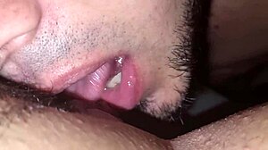 Hé, nézd ezt az új szomszédot a duzzadt szaftos puncijával!