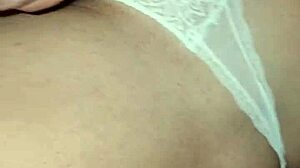 La rubia española frota mi cojito con su polla