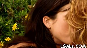 אלוהים אדירים! רגליות מלוקקות זו את זו בטירוף?