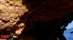 Threesome pantai gila dengan dua brunette panas imut. Mereka cewek kurus naik cowgirl dan membungkuk untuk fun