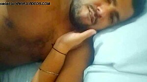 Треба ми други део са мамом мог друга са уском пичком