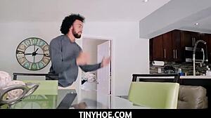 Mała dziwka Honey Hayes zastępuje fleshlight ciasną cipką