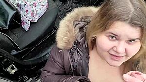 Rozkošná tlustá blondýna bere obří obličejový výstřik v divokém počasí