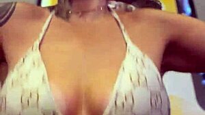 Eu na academia suei tanto mais tanto que minha buceta ficou encharcada fiquei com muito tesão nesse momento escorria pelas pernas