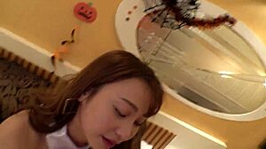 สาวสมัครเล่นญี่ปุ่นขี่ cowgirl และหมากรุก ฉีดน้ำเงี่ยนบนสิ้น้ำหอมธรรมชาติในเซ็กส์บั๊นนี่ฮาโลวีนสุดเฟี้ยว