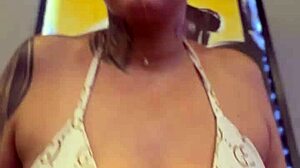 Eu na academia suei tanto mais tanto que minha buceta ficou encharcada fiquei com muito tesão nesse momento escorria pelas pernas