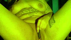 Safada se masturba até jorrar.