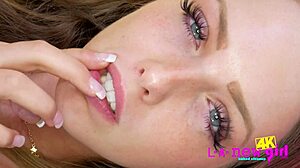 Aluna Quente 18+ Exibe Corpo Perfeito em 4K Impressionante