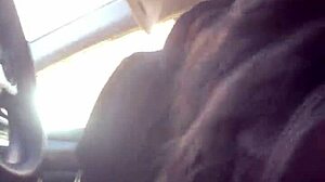 Лесбийская подружка делает шикарный минет в машине