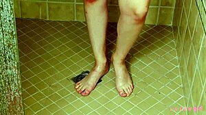 Okouzlující brunetka si užívá smyslnou sprchu