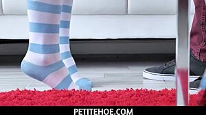 Pieni nuori lutka Alita Lee leikkii massiivisilla jenga-paloilla