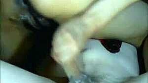 la hijastra era tan estrecha que a veces le dolía a él más que a ella durante el sexo