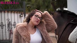 ركوب في المزرعة مع صدر طبيعي