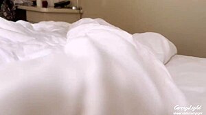 Stedmor og stedsøn kommer tæt på i hotelværelse doggystyle