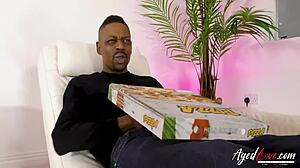 Yo, agedlove’s blondýna Niki dostala obří kokot místo pizzy dnes!