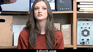 Streng betjent bøyer butikktyv over for rå frihetsavtale