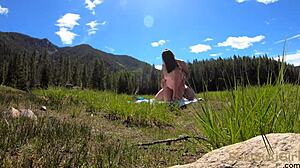 ทริปแคมป์ปิ้งกลายเป็นเซ็กส์สาธารณะสุดมันในวล็อกของ Sukisukigirl และ Andy Savage ตอน 119