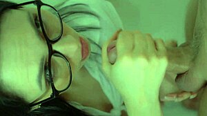 放荡女人吸鸡巴并被射脸