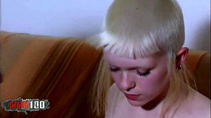 Denne hotte, unge punk-baben Lili tar en tykk kuk for røff anal i videoen sin