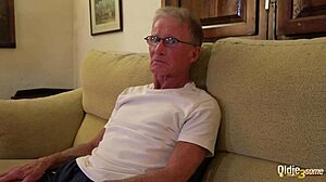 Két fiatal csaj basz egy öreg pasit és lenyeli a vastag cumját.