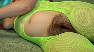 Gravid milf leger med legetøj under strømpebukser for intens orgasme