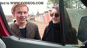 voi hemmetti, tämä cougar nappasi kadonneen parin omaan pakettiautoonsa