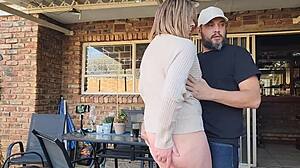 Взаимно мастурбиране със съседката завършва с крем пай на открито