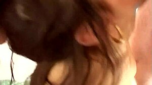 贪婪的大鸡巴塞满她的嘴，然后狠狠插进屁眼深处