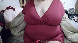 تبيع ملابسك الداخلية - سمينة روبي أدن تفعل عرض عاري واستمناء، أووه!