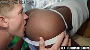 Lelaki atlet panas dalam jockstrap terlibat seks anal interracial bareback