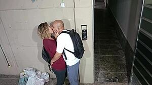 Učiteľka zvádza študentku na horúci sex za školou