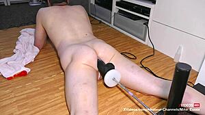 Mike nabija velik črn mambo na divjem jebačnem stroju