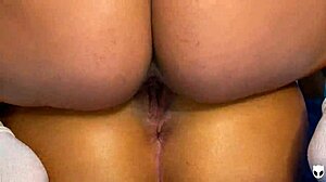 Клитор к клитору в интенсивном трении кисок крупным планом