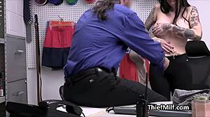 Milf tatuada fodida duro na mesa do escritório
