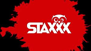 Супер вруће бринете се спуштају и прљају на каучу!