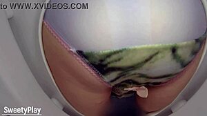 男、トイレボウルキャムでパンティーにオシッコしてビビった