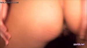 슈퍼 섹시 우크라이나 브루넷 HD 모델 영상에서 누드 스트립