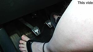 Barfu� in flip flops auto fahren, naked and sexy