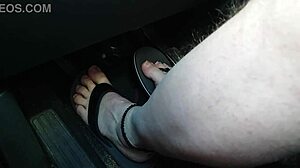 Barfu� in flip flops auto fahren, naked and sexy