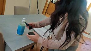 Hushållerska med glasögon använder buttplug och vibrator för anal kräm